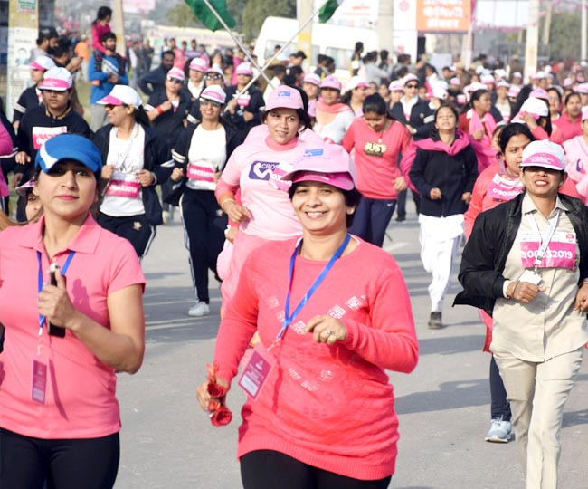 International Women's Day पर दौड़ा ये शहर, पिंक मैराथन की तस्वीरों में